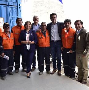 2_Trabajadores_junto_a_Autoridades.JPG