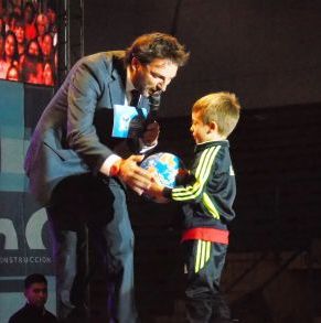 Daniel_Fuenzalida_regala_premios.jpg