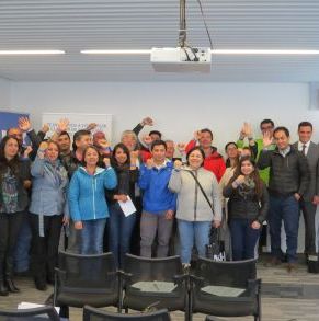Entrega_de_pulseras_en_Lanzamiento_plataforma_de_reportabilidad.JPG