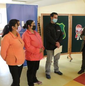 Entrega_donación_CChC_Punta_Arenas_a_Escuela_Portugal_28_12_2021_(9).JPG