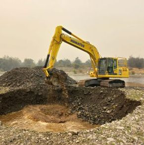 Excavadora_Komatsu_en_Rio_Ñuble.jpeg