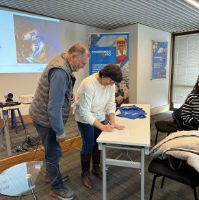 Firma de convenio. En la fotografía, la presidente de la CChC Osorno, Wilma Muñoz, y el presidente del Consejo Social, Luis Muñoz