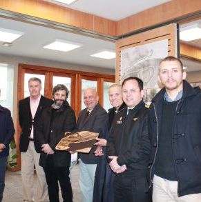 Jurado_con_maqueta_ganadora.JPG