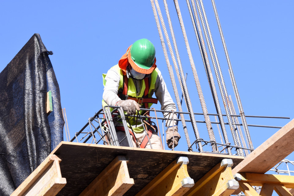 2020_Trabajadores_en_obra_con_equipo_de_prevenci%C3%B3n_de_contagio_del_virus_COVID-19_%281%29_%281%29.JPG