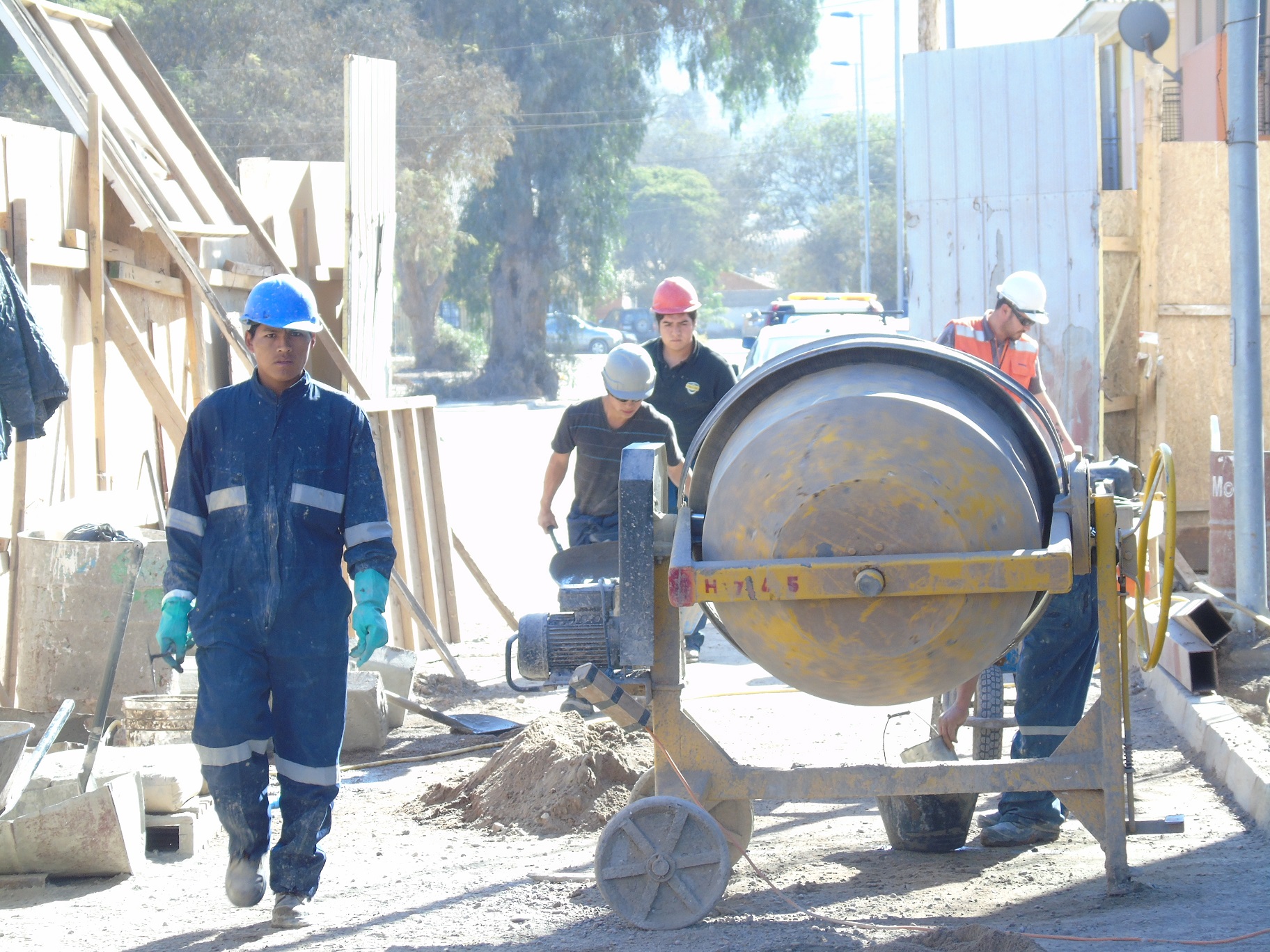 Trabajadores_construcci%C3%B3n_Atacama.jpg