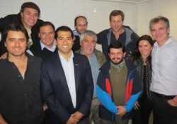 1-Los-actores-junto-a-los-integrantes-de-la-Mesa-Directiva-Regional-CChC-Valdivia-250x175.jpg