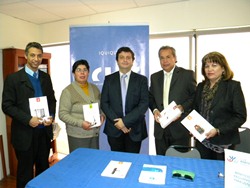 Entrega-libros-2012-CChC-y-representantes-3-establecimientos-1.jpg