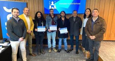 Equipo_Ganador_con_Jurado_-_copia.jpeg