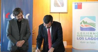 Intendente_firma_res._Mesa_infraestructura.JPG