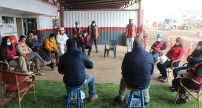 Sent%C3%A9monos_a_conversar_Atacama_oct_1.jpg