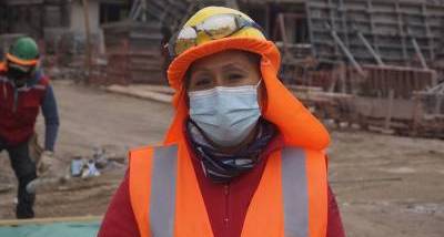 Trabajadora_construcci%C3%B3n_Atacama_%282%29.jpg
