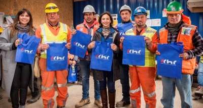 Vivian_Pinilla_-_Carolina_Surber._Entrega_bolsas_reutilizables.jpg